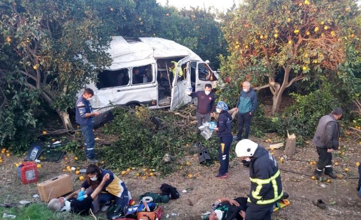 Tarım işçilerini taşıyan servis aracı kaza yaptı: 9 yaralı