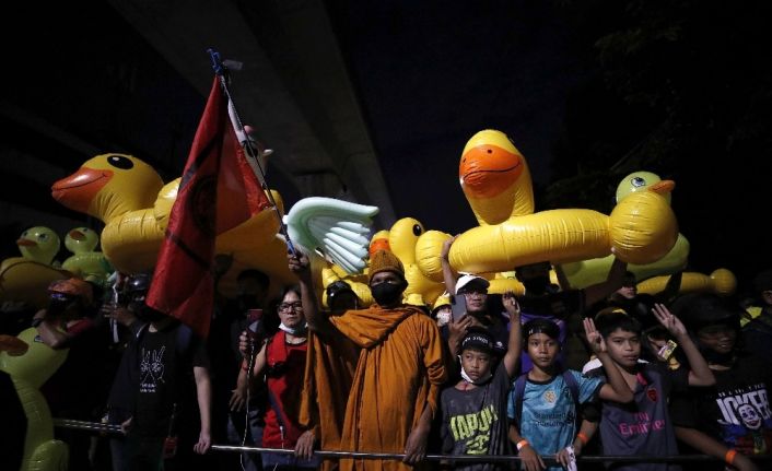 Tayland’da monarşi karşıtları yeniden sokaklarda