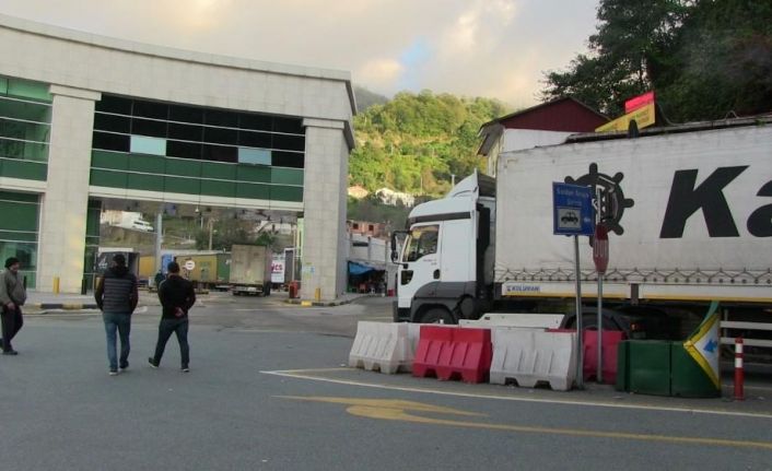 Tır sürücüleri Sarp Sınır Kapısı’ndaki yığılmalara kalıcı çözüm istiyor