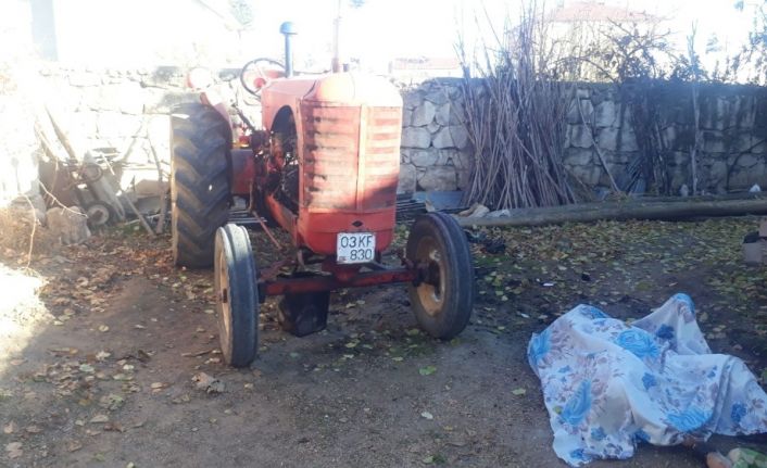 Traktörü tamir etmek için yaktığı ateşle yanarak can verdi