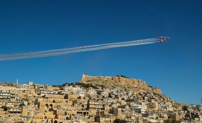 Türk Yıldızları’nın Mardin semalarındaki gösterisi hayran bıraktı