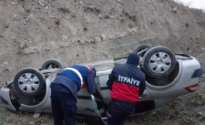 Türkeli’de otomobil şarampole yuvarlandı:  1 yaralı