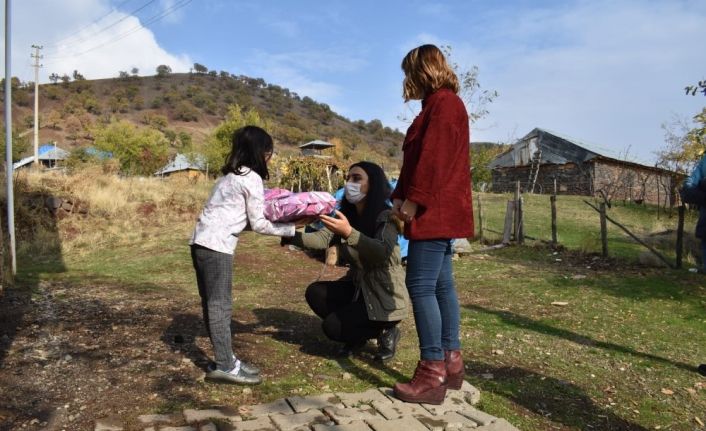 Üniversite öğrencileri, başlattıkları kampanya ile  çocukları sevindirdi