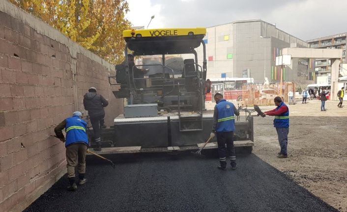 Van Büyükşehir Belediyesi ilçe duraklarını asfaltlıyor