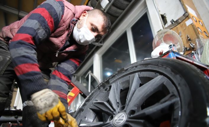 Yağış geldi, yasak başlamadan oto lastikçilerde yoğunluk başladı