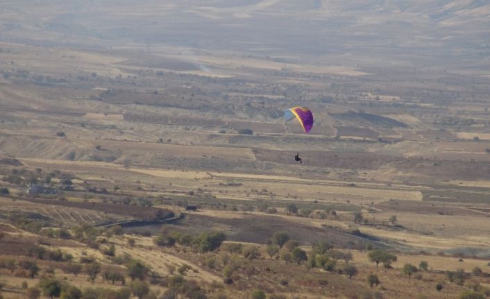 Yamaç paraşütü meraklıları Gercüş semalarında