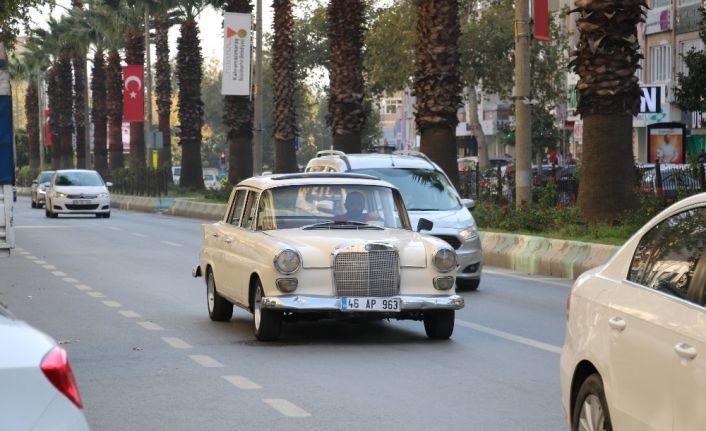 Yarım asırlık otomobile gözleri gibi bakıyorlar