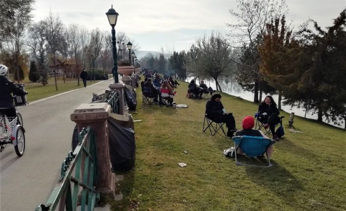 Yasaklardan bunalanlar parklara akın etti