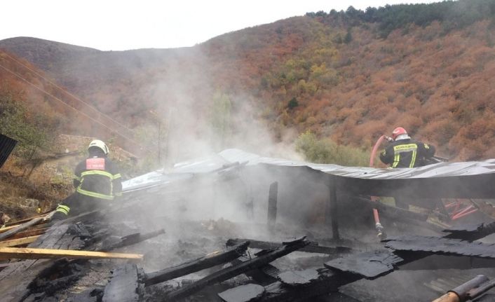 Yaşlı çiftin yaşadığı evde yangın çıktı, Suluova itfaiyesi uyardı