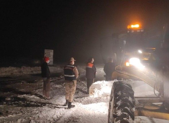 Yaylada mahsur kalan vatandaşlar ve hayvanlar kurtarıldı