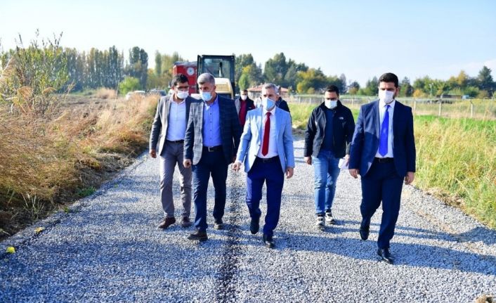 Yeşilyurt’ta kırsal bölgelerin yol ağı genişliyor