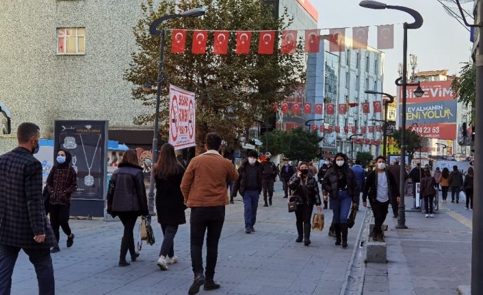 400 kişi ile sınırlandırılan caddede yoğunluk gözlemlendi