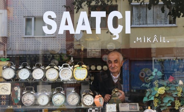 65 yıldır tamir ettiği saatlere aşkla dokunuyor