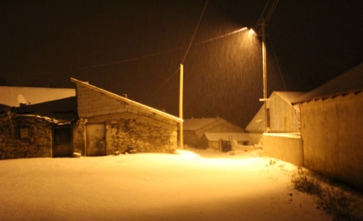 Ağrı’da gece yarısı yağan kar etrafı beyaza bürüdü