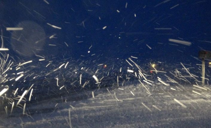 Ardahan’da kar ve tipi ulaşımı aksatıyor