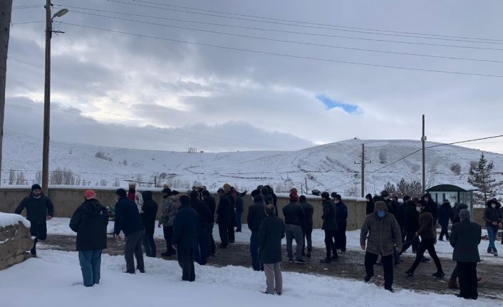 Babaları tarafından öldürülen 2 çocuk toprağa verildi