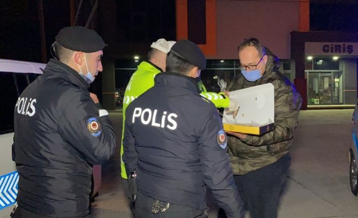 Basın mensuplarından uygulama yapan polislere jest