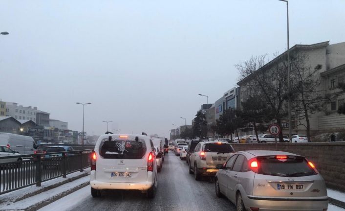 Başkent güne kar ile uyandı