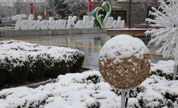 Bolu’da kent merkezine mevsimin ilk karı düştü