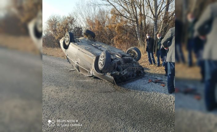 Bölünmüş yolda karşı şeride geçen otomobil takla attı: 3 yaralı