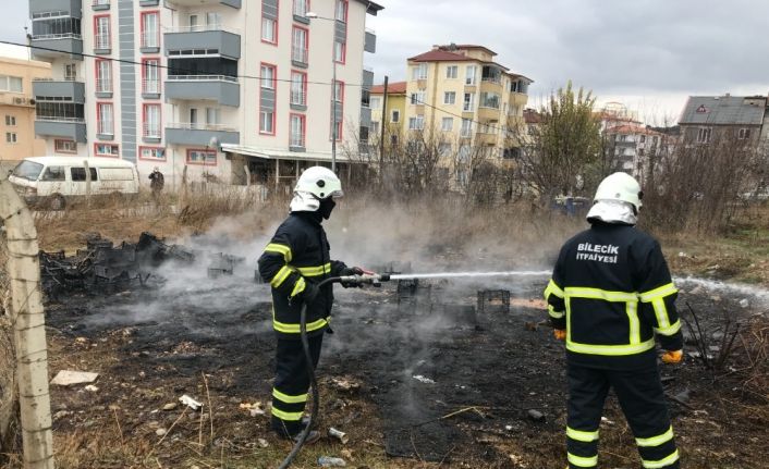 Çöp konteynırı önüne dökülen soba külü yangına neden oldu