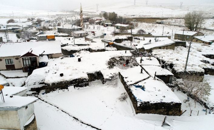 Doğu’da kar, tipi köy yollarını ulaşıma kapadı