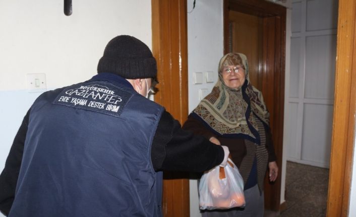 Engelli ve yaşlı bireylere günlük 2 öğün yemek dağıtıyor