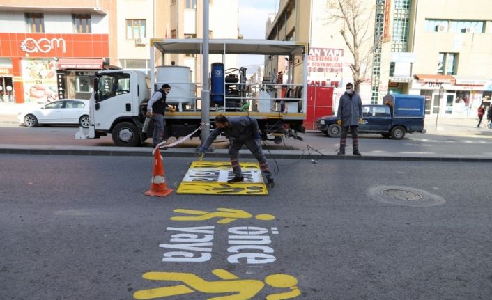 Erzincan’da deforme olan yaya çizgileri boyanarak yenilendi