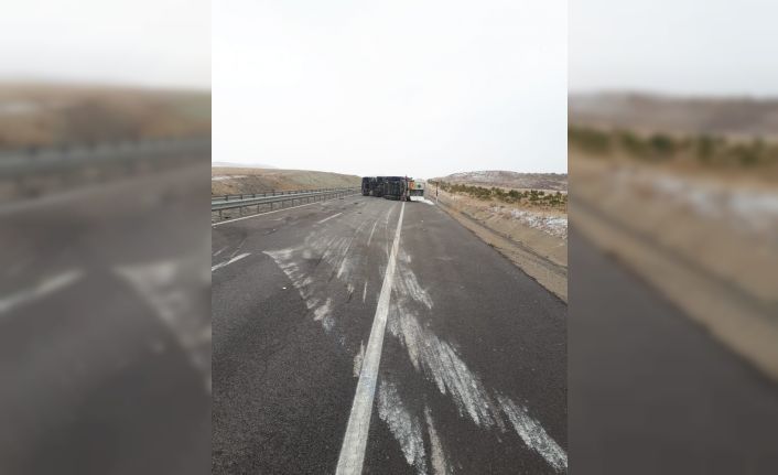 Gaz yüklü tanker devrildi, Sivas-Kayseri  Karayolu trafiğe kapatıldı