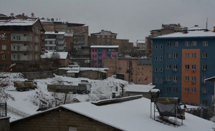 Hakkari’de 59 yerleşim yeri ulaşama kapandı