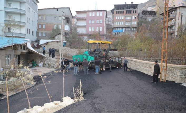 Hakkari’de ara sokaklara asfalt serildi