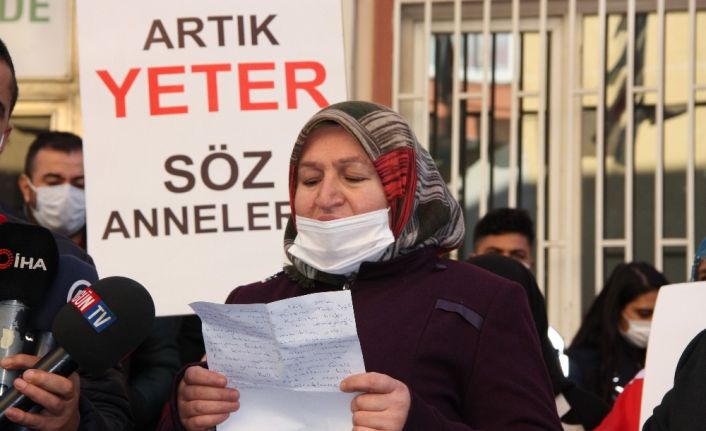 HDP önündeki anne, evladının ölüm haberi iddiasına tepki gösterdi