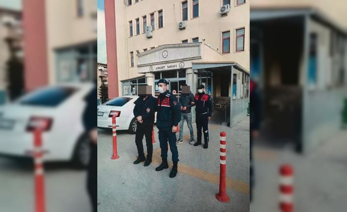 İş yerinden asker şapkası çalan iki kişi tutuklandı