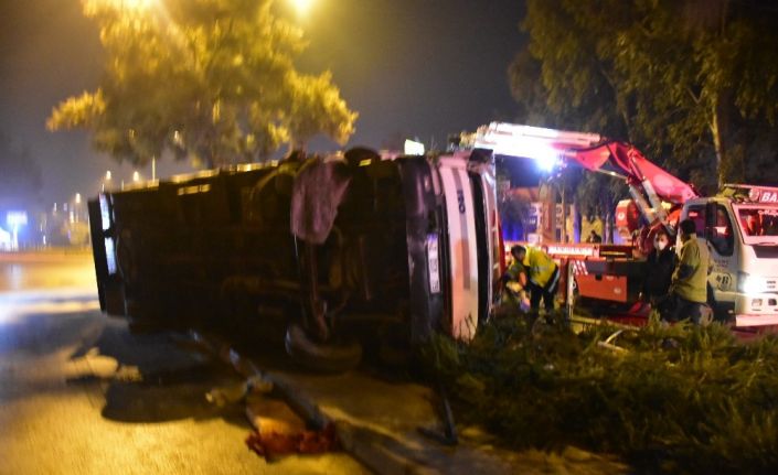 İzmir’de kontrolden çıkan kamyon yan yattı: 1 ağır yaralı