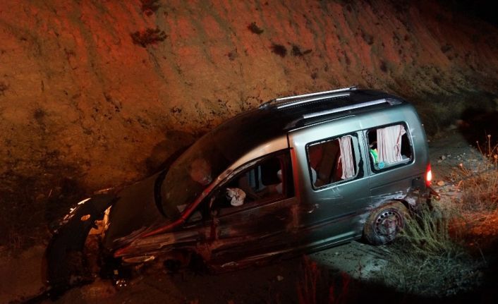 Kamyonet önünde seyreden araca çarpıp şarampolde takla attı: 1 yaralı