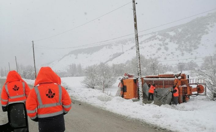 Kar temizleme çalışması yapan iş makinesi devrildi