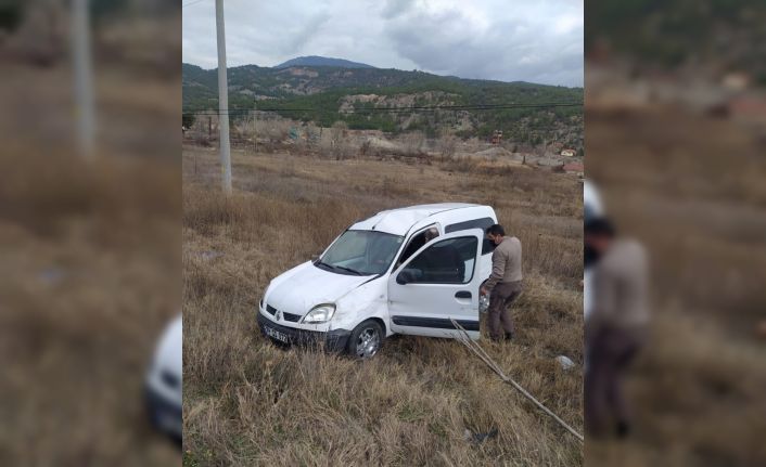 Kontrolden çıkan hafif ticari araç takla attı : 3 yaralı