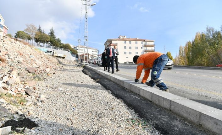 Malayı eline aldı, bordür taşı döşedi