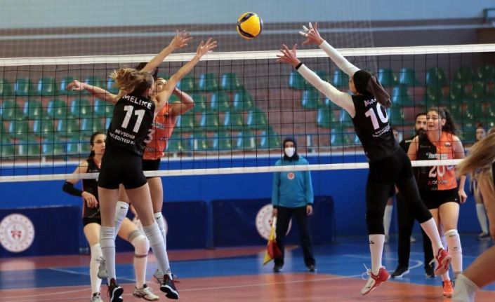 Nevşehir Belediyespor Kadın Voleybol Takımı devreyi galibiyetle kapadı