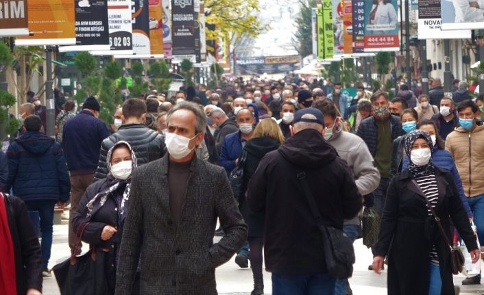 Ordu’nun sokak ve caddelerinde insan yoğunluğu