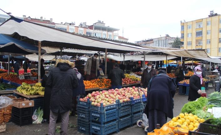 Pazaryerinde ürünler tezgahta kalıyor