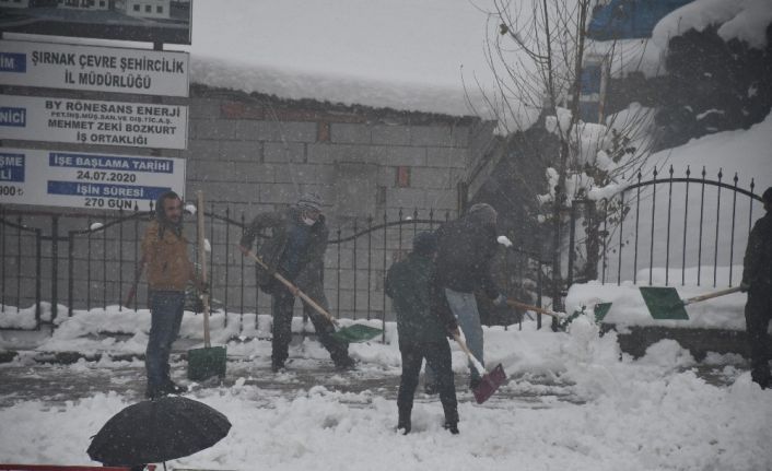 Şırnak’ta karla mücadele çalışmaları sürüyor