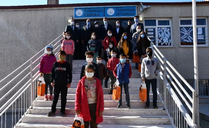 Söke’de öğrenciler ayakkabılara sevindi