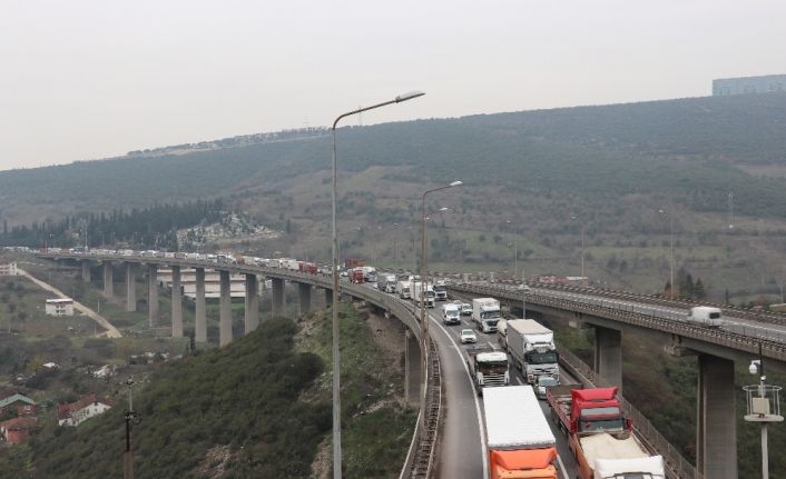 TEM’de 7 araç birbirine girdi, kilometrelerce uzunlukta kuyruk oluştu