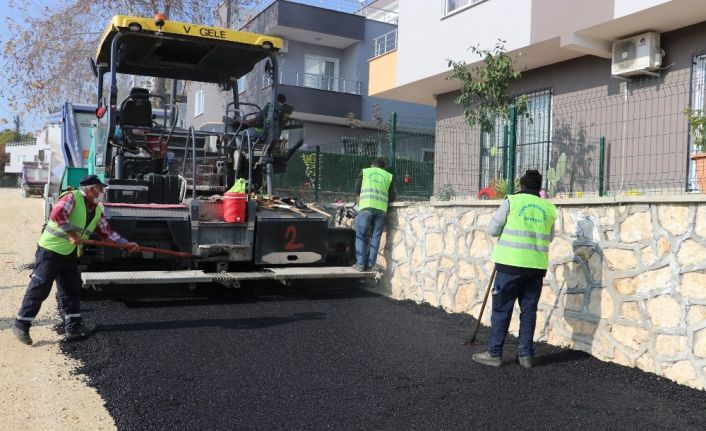 Toroslar’da üst yapı çalışmaları ile yollar yenileniyor