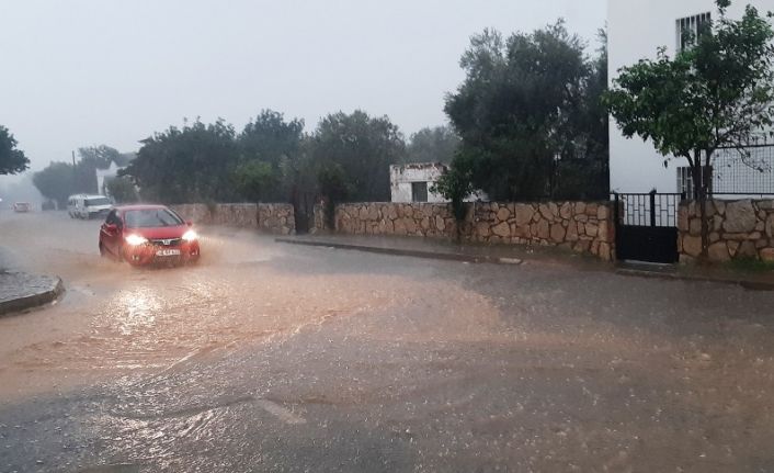 Turizm cenneti Bodrum’u sağanak vurdu