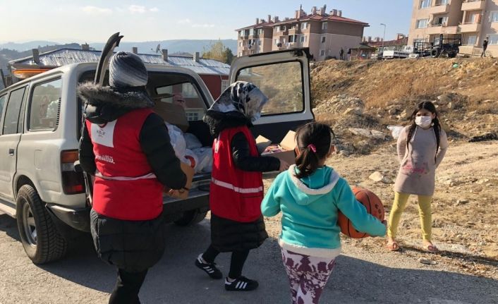 Türk Kızılayı ekipleri, karantinada bulunan ihtiyaç sahiplerine gıda yardımı yaptı