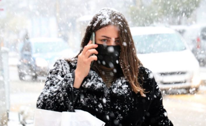 Van’da yoğun kar yağışı