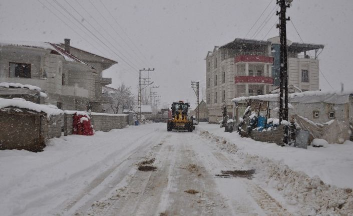 Yüksekova’da karla mücadele çalışması