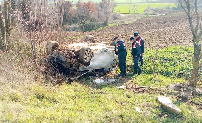 Ağaçlara çarparak taklalar atan otomobil hurdaya döndü: 1 yaralı